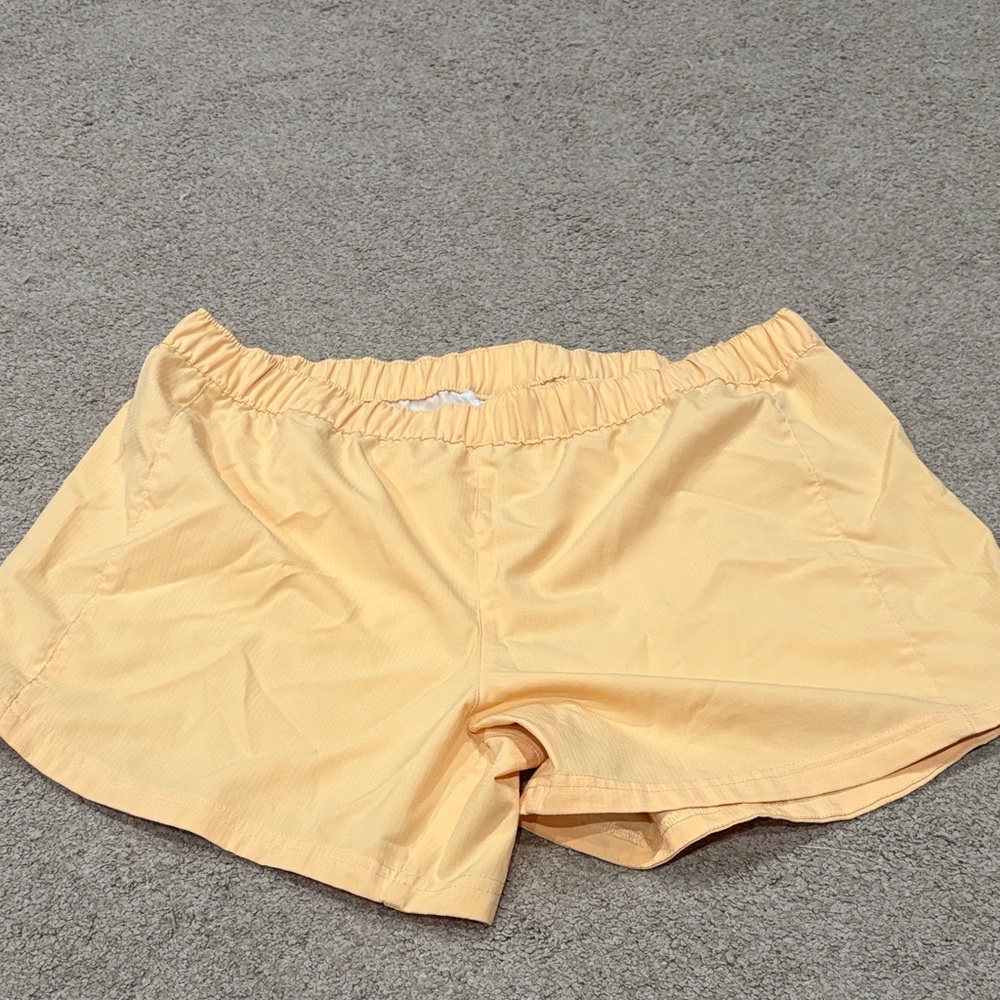Women's PFG Columbia Sports Athletic Shorts in Soft Peach